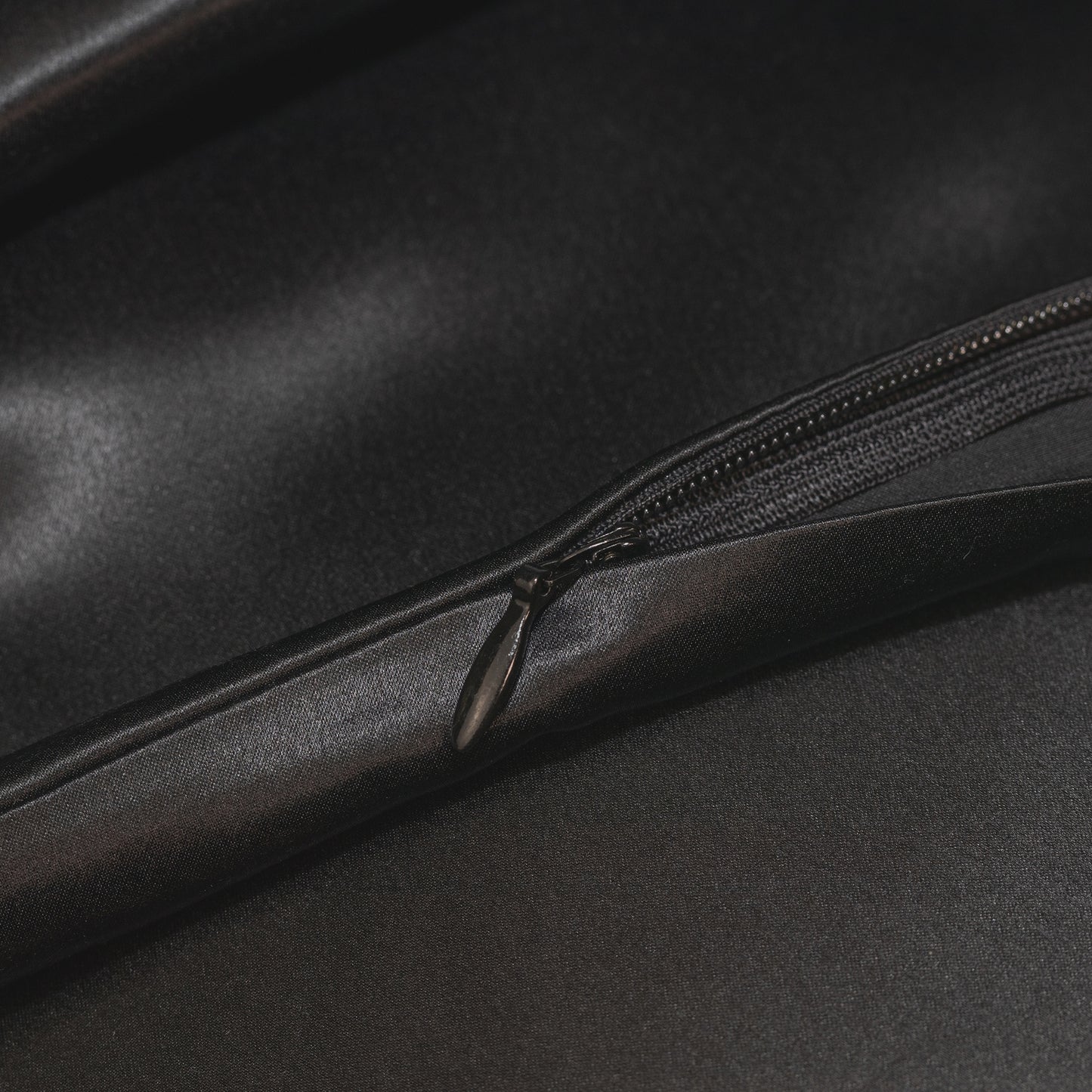 SILKAVA silk pillowcase fabric and zipper detail, black