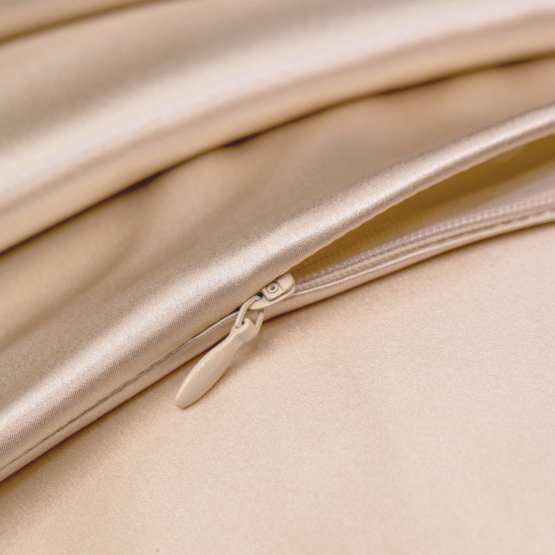 SILKAVA silk pillowcase fabric and zipper detail, champagne