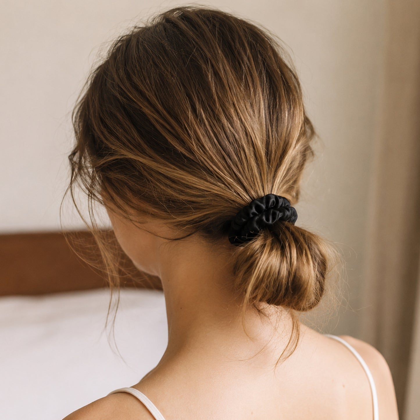 Woman wearing SILKAVA silk scrunchie